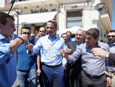 Με μαντινάδες υποδέχθηκαν τον Κυριάκο Μητσοτάκη στο Ηράκλειο - «Έχουμε τις πόρτες και τα παράθυρα μας ανοιχτά σε όλους»